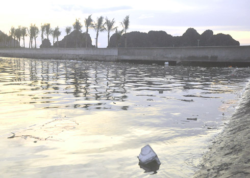 Khi[-]thủy[-]triều[-]lên,[-]rác[-]thải[-]ven[-]bờ[-]bị[-]sóng[-]cuốn[-]trôi[-]dạt[-]ra[-]vịnh[-]Hạ[-]Long[-]trôi[-]nổi[-]khắp[-]nơi.